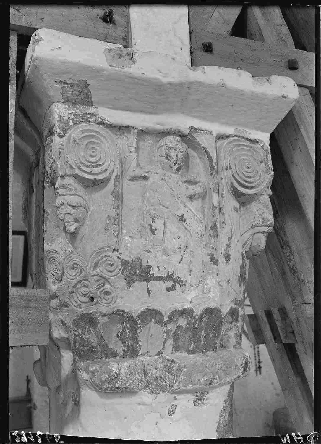 Intérieur, chapiteau du choeur côté nord, face sud : saint Benoît