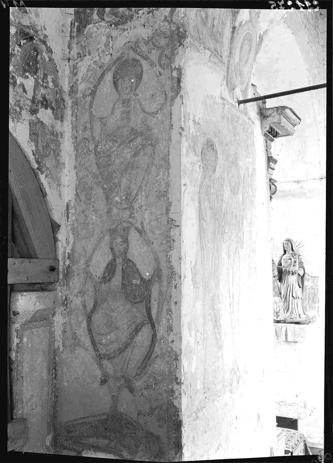 Intérieur, pile à l'entrée du chœur, côté collatéral nord : Arbre de Jessé et Baptême du Christ