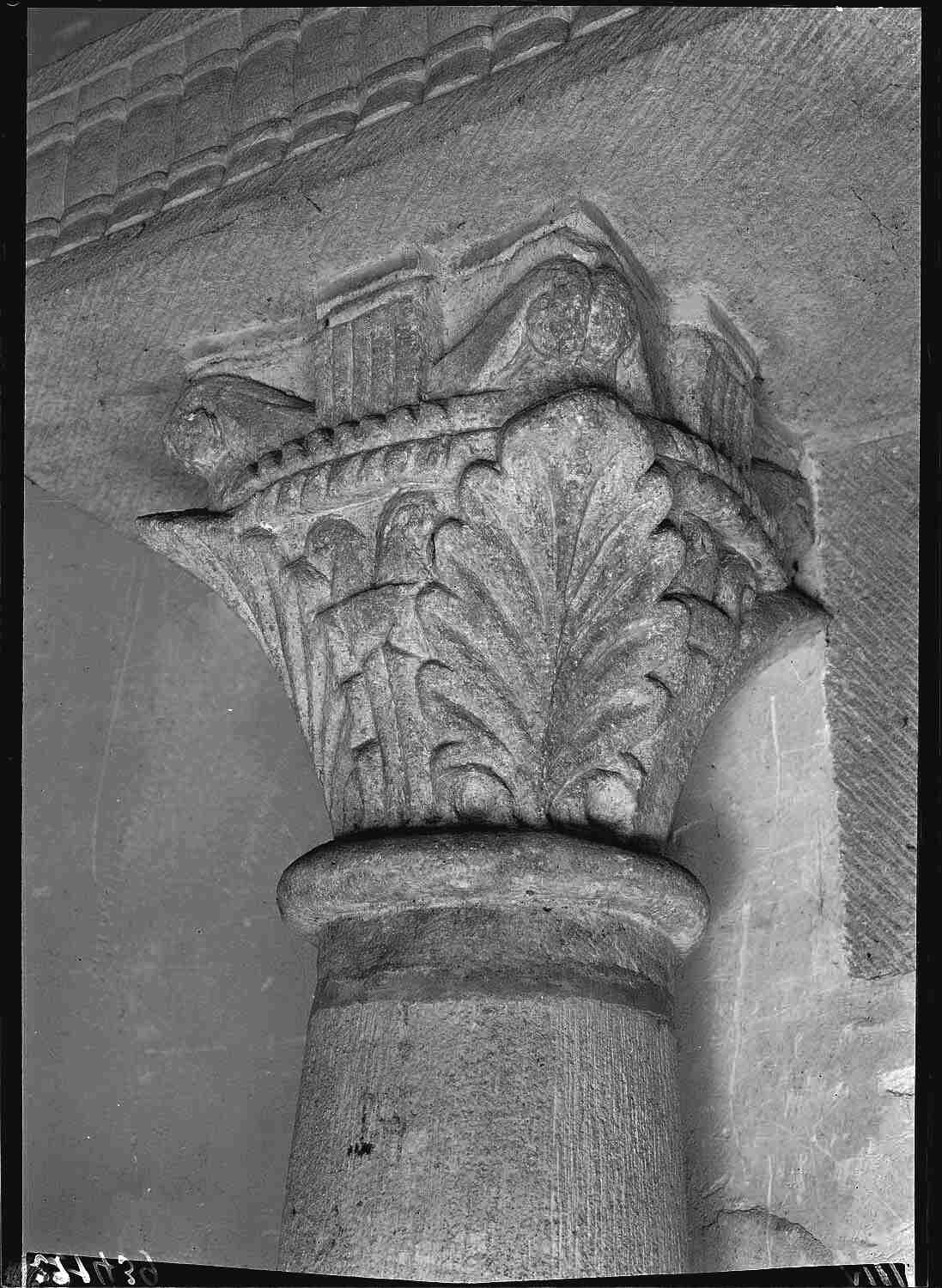 Chapiteaux et colonne adossée au mur est à l'entrée de l'abside est