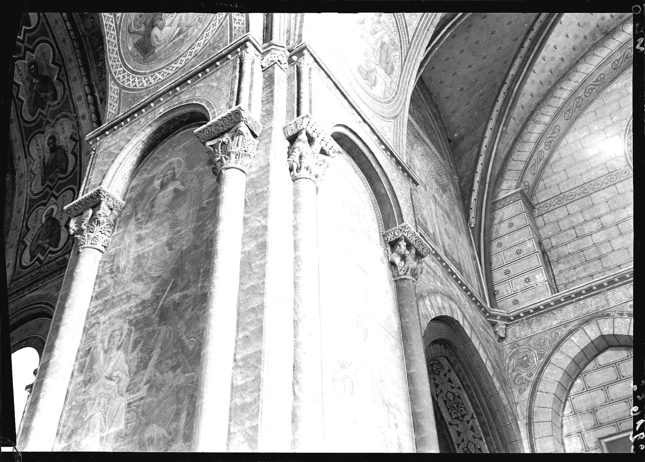 Intérieur, pile sud-est de la croisée du transept, partie supérieure