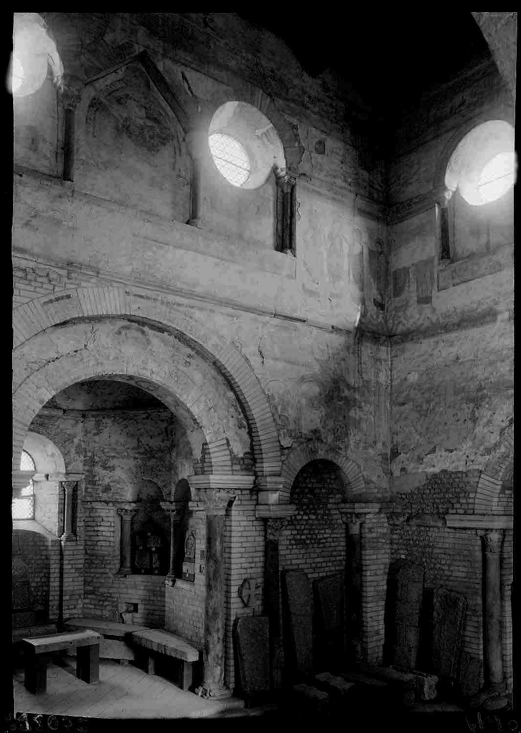 Intérieur, salle du baptistère, mur est : absidiole