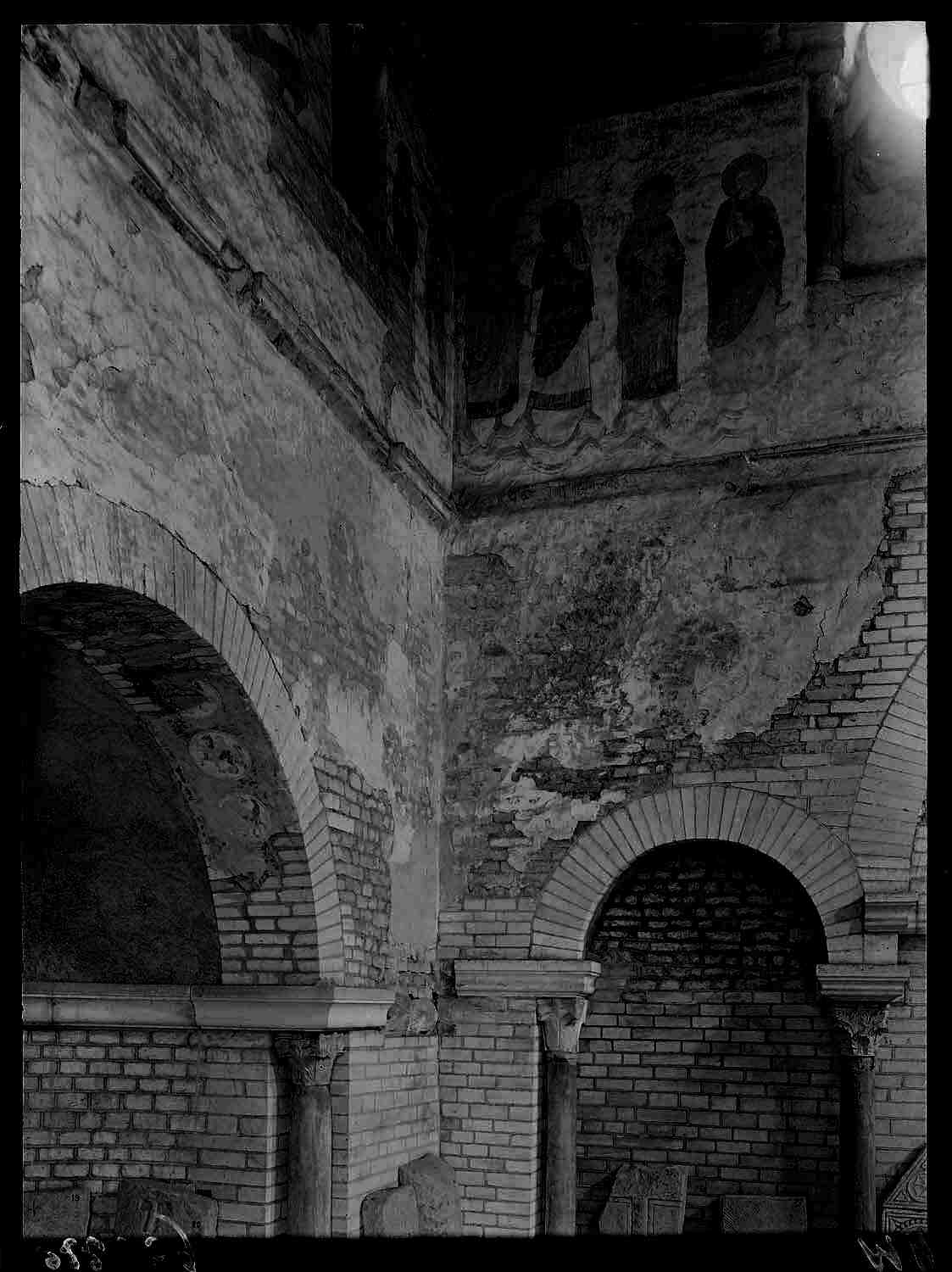 Intérieur, salle du baptistère, peintures murales de l'angle nord-est, frise supérieure : les apôtres de l'Ascension