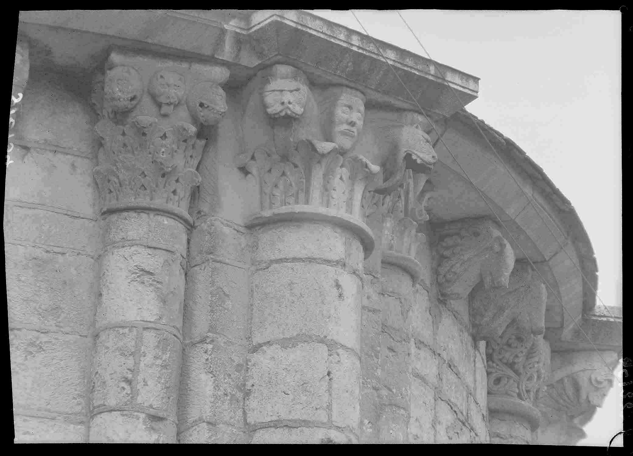 Extérieur, chapelle rayonnante nord-est : chapiteaux des 3èmes contreforts-colonnes