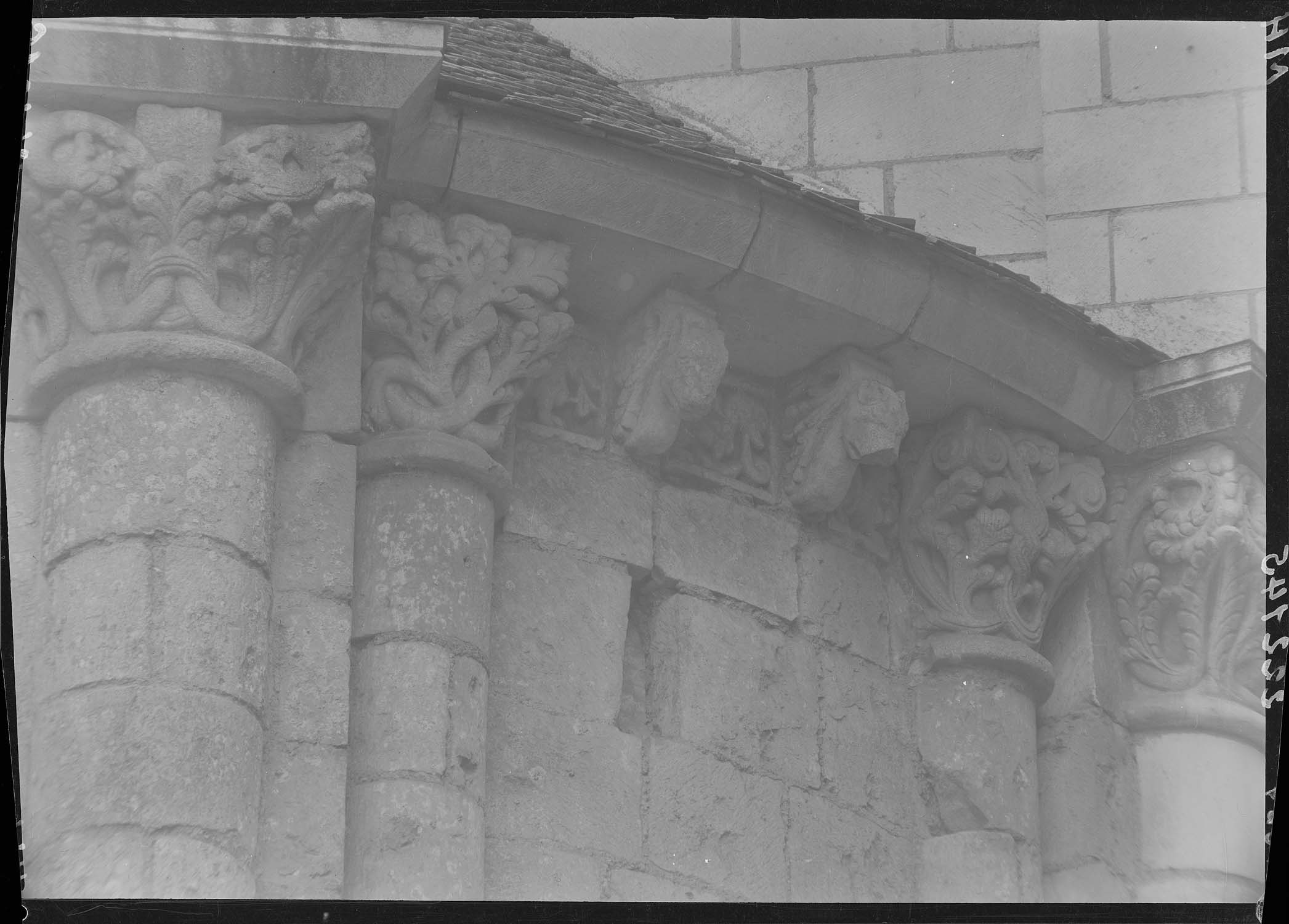 Extérieur, chapelle rayonnante nord : 1er et 2ème contreforts-colonnes