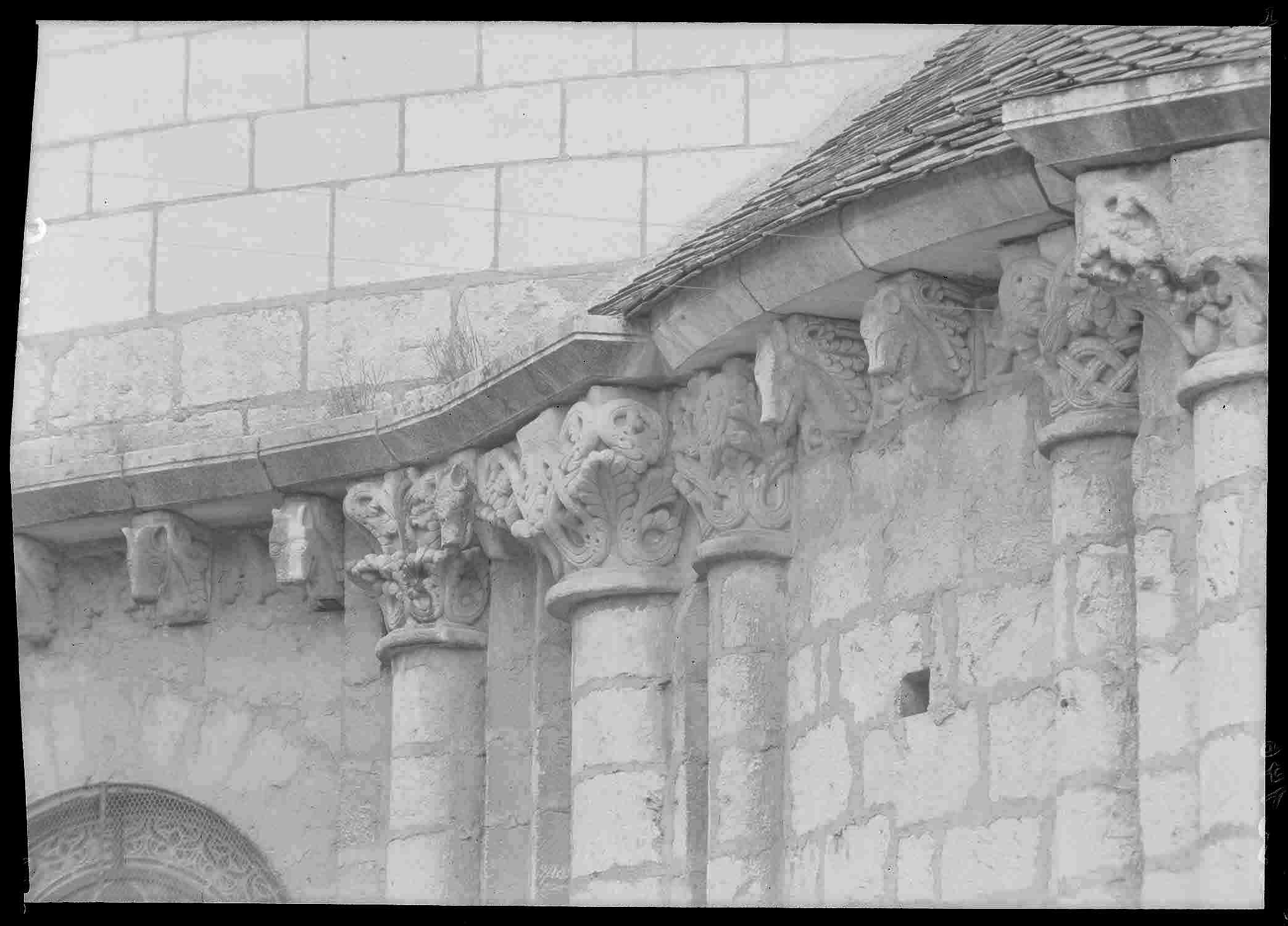 Extérieur, chapelle rayonnante sud-est : 1er contreforts-colonnes