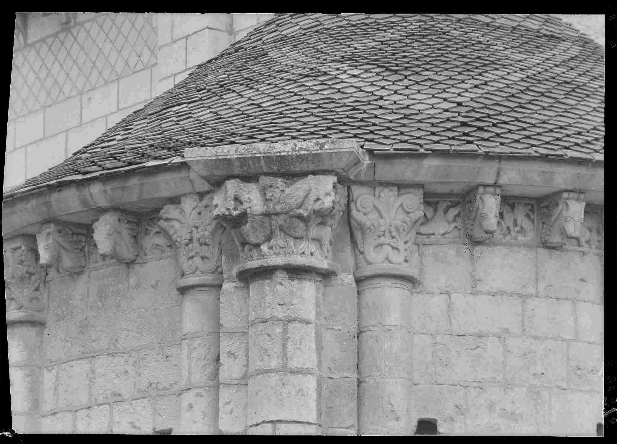 Extérieur, chapelle rayonnante sud : 3èmes contreforts-colonnes