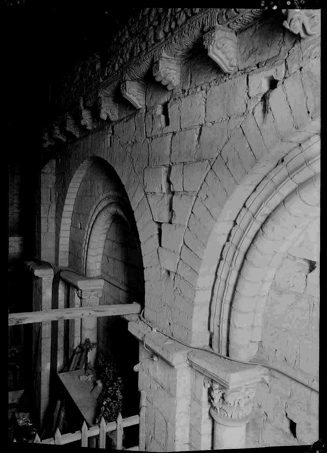 Intérieur clocher, 1er étage paroi est : arcades surmontées de corniche sculptée