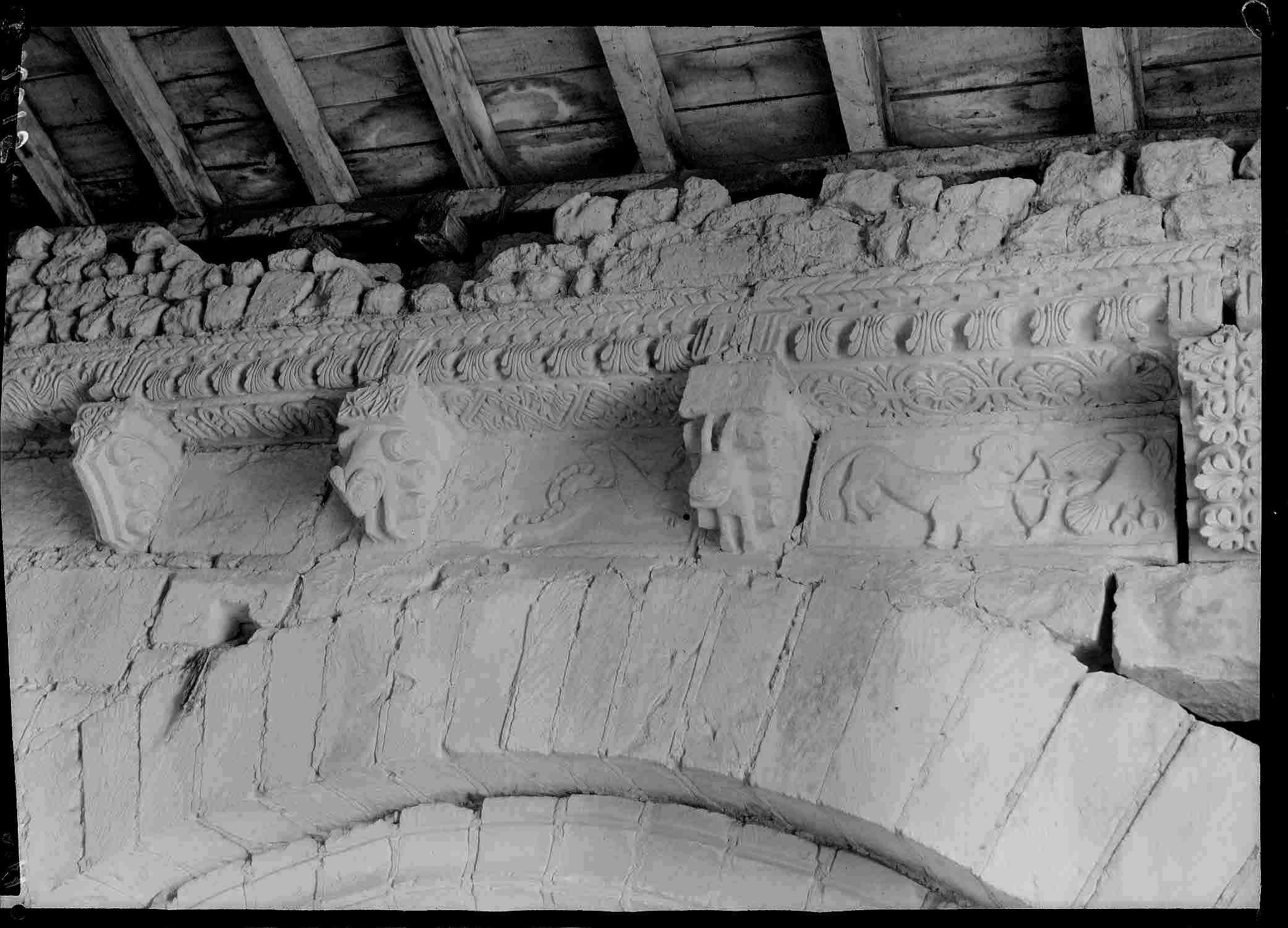 Intérieur clocher, 1er étage paroi est : corniche, modillons, métopes