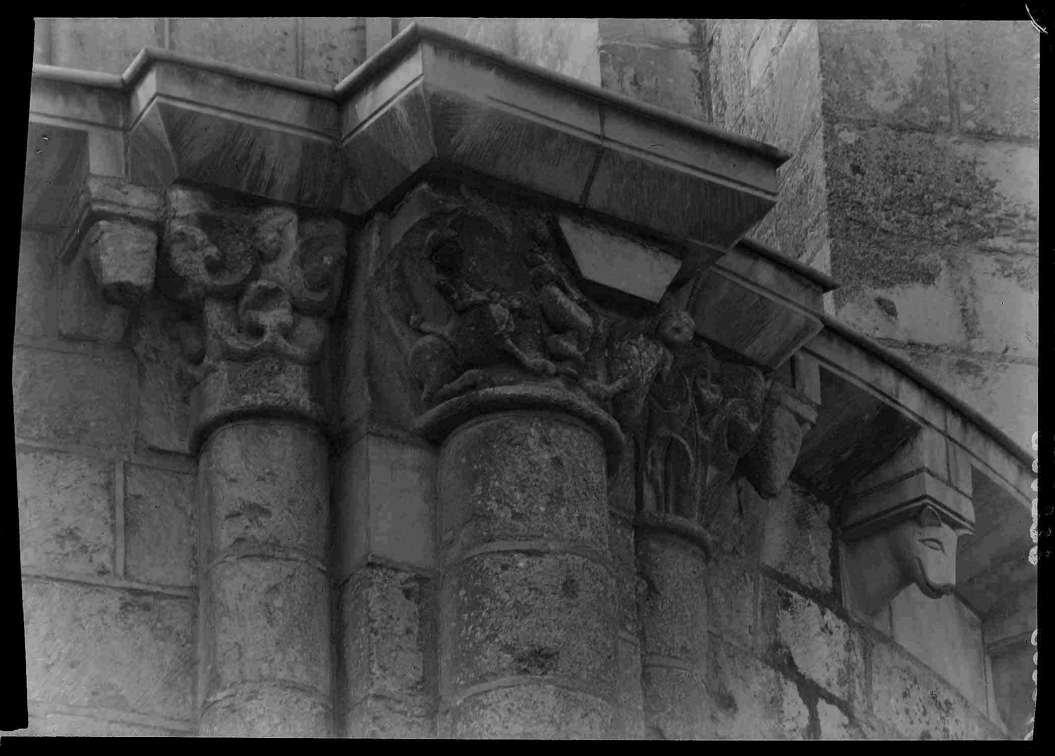 Extérieur, abside de la chapelle rayonnante nord-est : chapiteaux des contreforts-colonnes côté nord