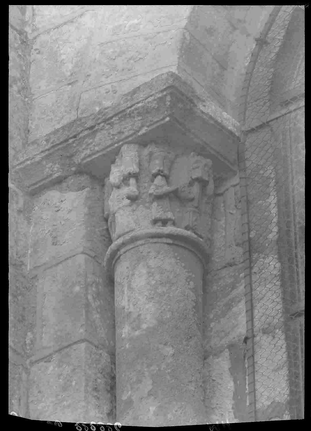 Extérieur, abside : chapiteau au piédroit d'un arc de fenêtre