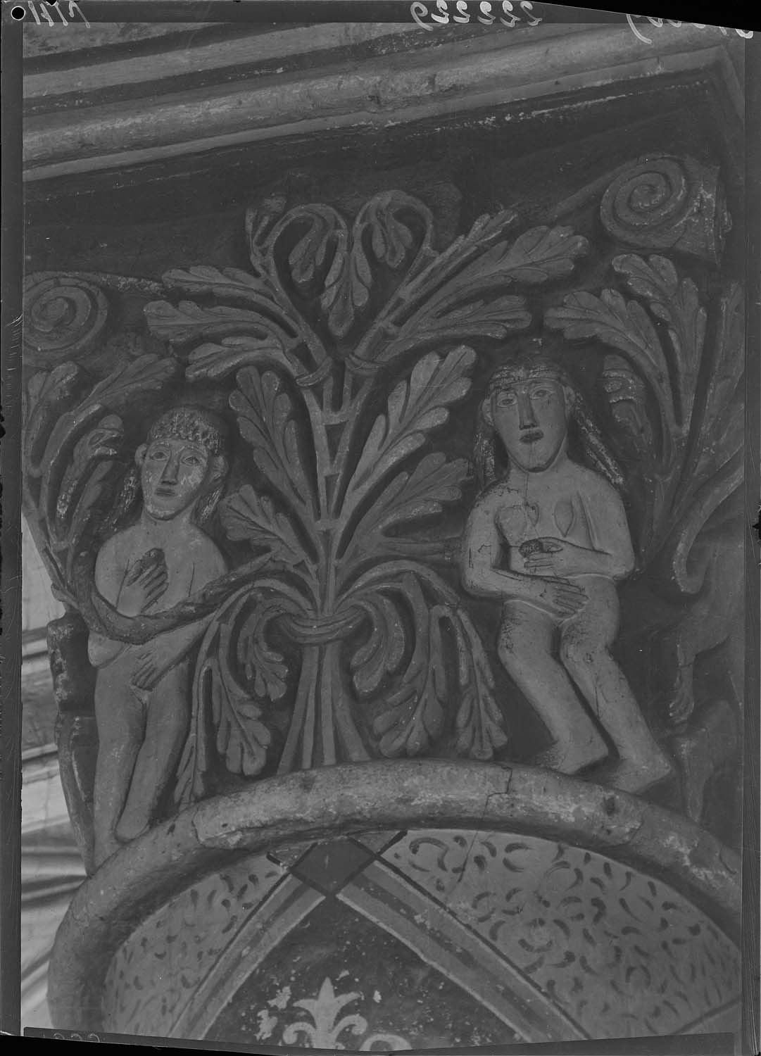 Intérieur chœur, chapiteeau de la 4ème colonne sud : Adam et Eve