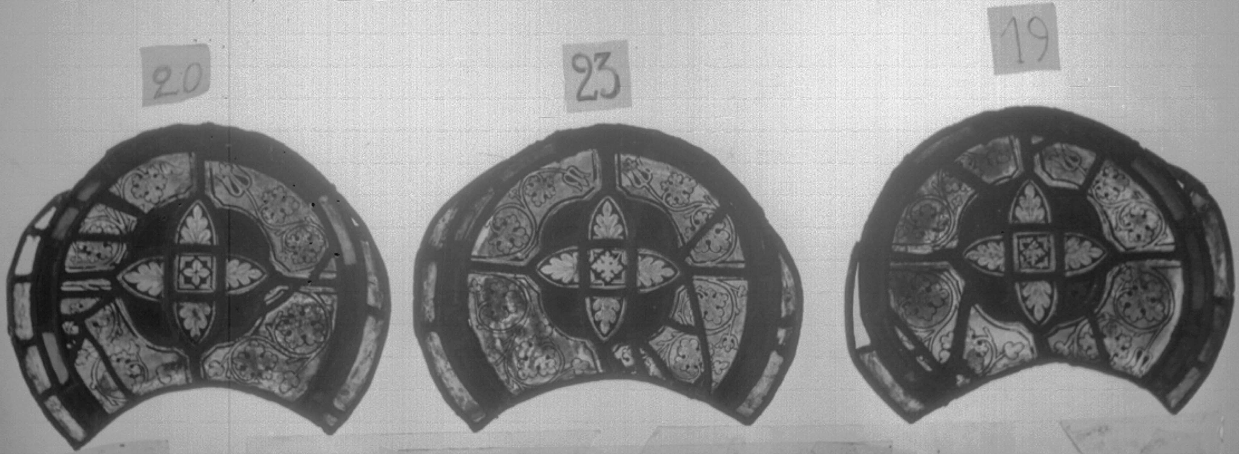 Blason royal, baie 23 de la chapelle Saint-Laurent, panneau de vitrail 19 20 23