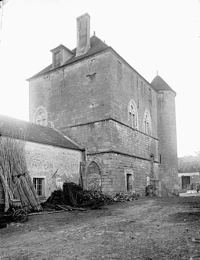 Vue extérieure ou côté ouest de la maison forte