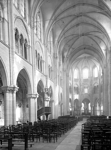 Église. Nef prise de l'entrée