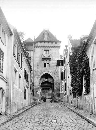 Porte ogivale et donjon ou tour carrée