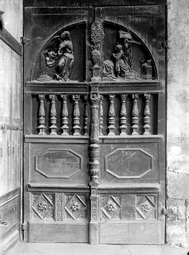 Porte de la chapelle, Vierge en bois scuplté sous le porche