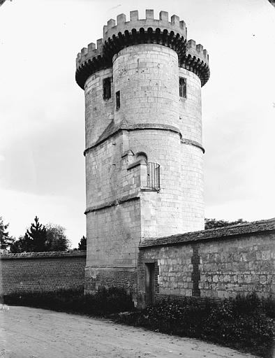 Tour crénellée restaurée