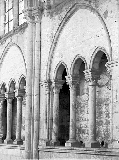 Église. Travée du triforium