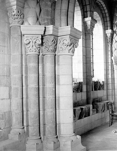 Église. Premier étage du narthex, pilier