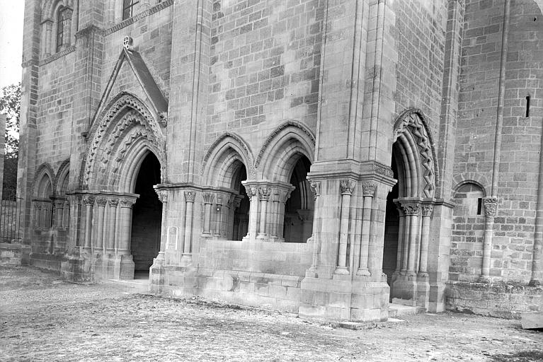 Église. Porche, vue extérieure