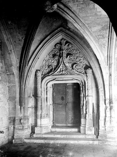 Porte du cloître du bas-côté sud près de l'entrée, prise du cloître