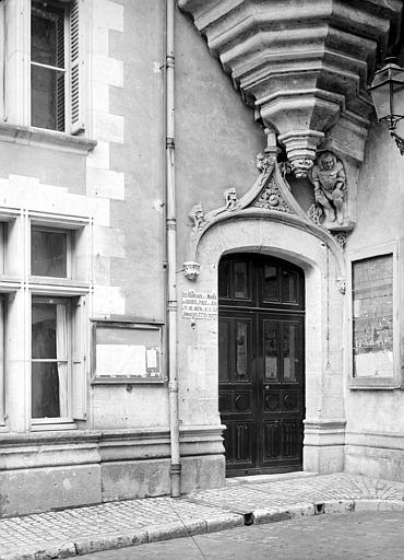 Façade sur la rue, encoignure, tourelle et porte