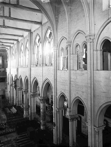 Nef prise de la galerie du premier étage du choeur