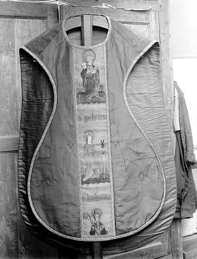 Chasuble remontée avec broderies anciennes, partie antérieure