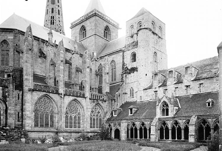 Abside côté nord, partie du cloître et tour de Hastings