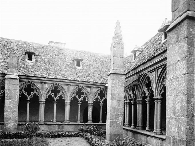 Cloître, parties des côtés ouest et sud