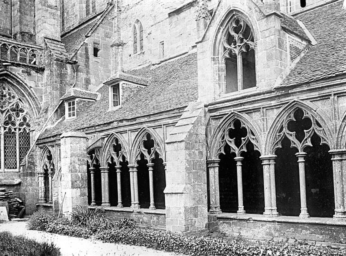 Partie du cloître est et fenestrage nord de la cathédrale