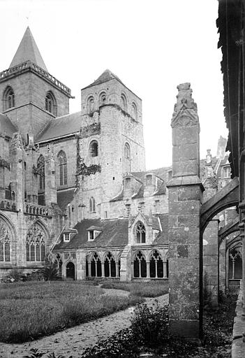 Contrefort du cloître et tour de Hastings