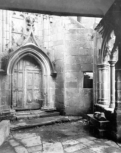 Portail est sous la galerie du cloître près de l'abside