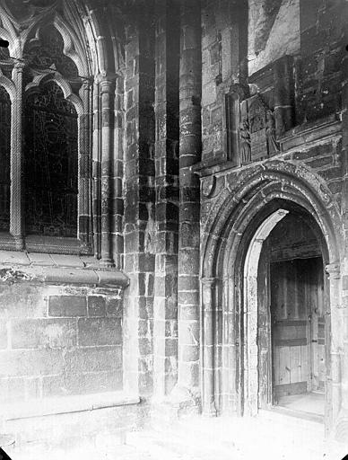 Portail est sous la galerie du cloître près du transept nord