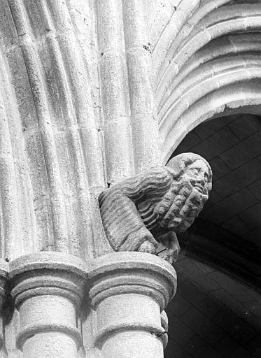 Choeur, cul-de-lampe: homme avec barbe bouclée