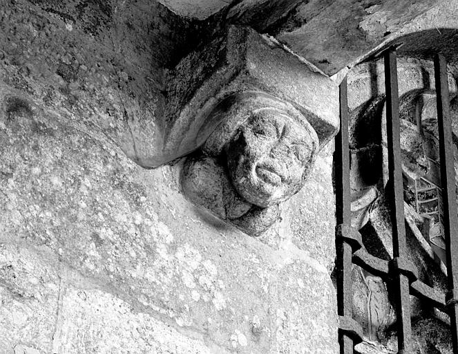 Corbeau. Sous la galerie ouest du cloître