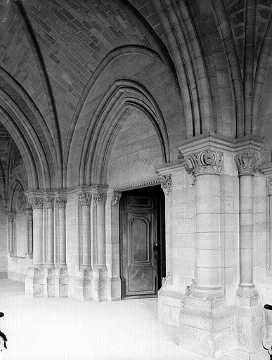 Église. Portail ouest sous le porche