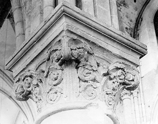 Église. Chapiteau du choeur côté sud, gros fut