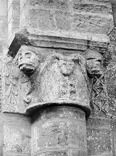 Église. Chapiteau, mur ouest