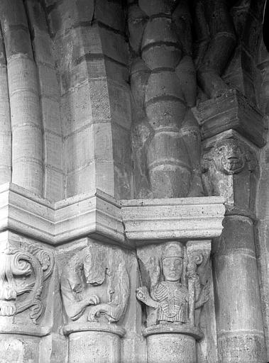 Église. Chapiteau dans la salle de la tribune, tête d'évêque