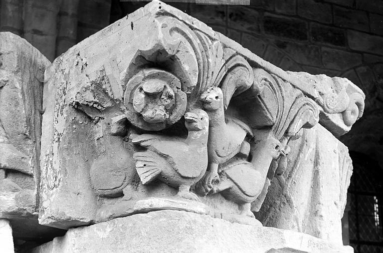 Église. Chapiteau du portail latéral sud, porche côté droit