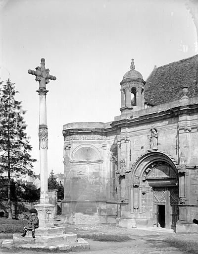 Portail sud et croix sur la place