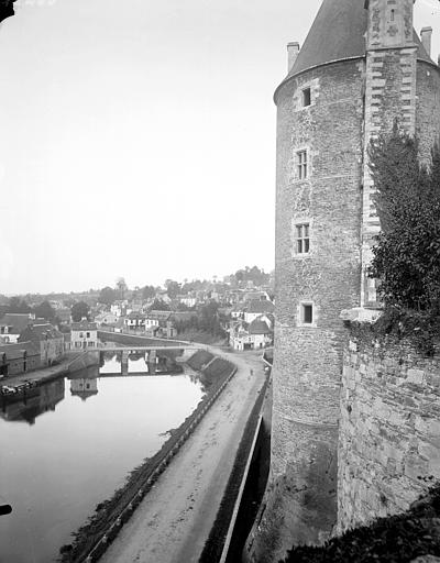 Vue prise de la vieille tour et village