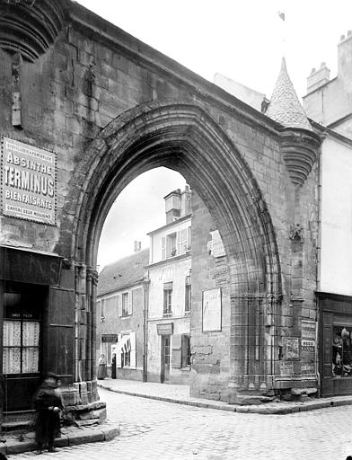 Porte Saint-Spire ; publicité pour l’absinthe bienfaisante Terminus