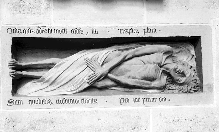 Epitaphe et cadavre sculpté