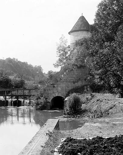 Restes des remparts, vus de l'usine