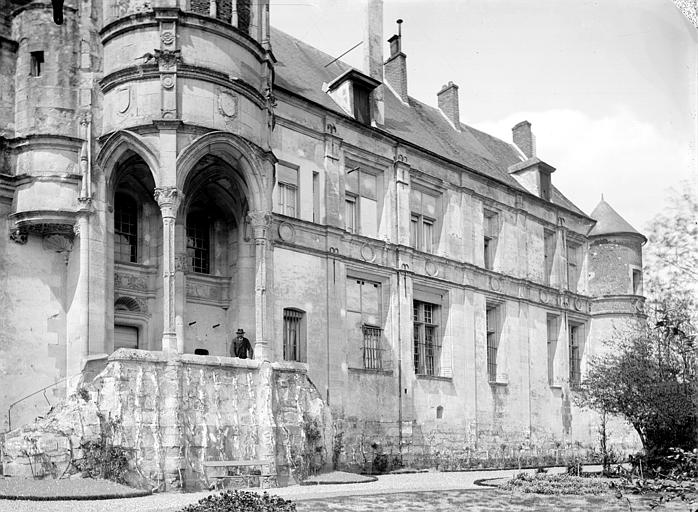 Partie de la façade est sur le jardin et chapelle