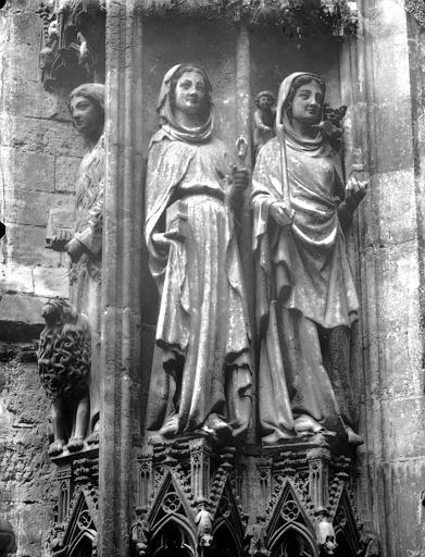 Cour des libraires côté gauche, statues: Sainte-Genevièvre et Sainte-Appoline