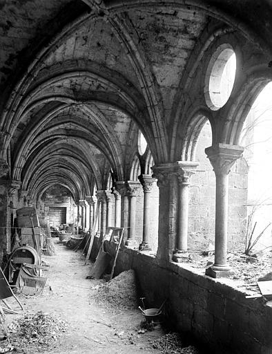 Cloître : galerie nord vue vers l'est