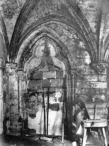 Cloître. Porte bouchée dans la galerie nord, vue prise du porche